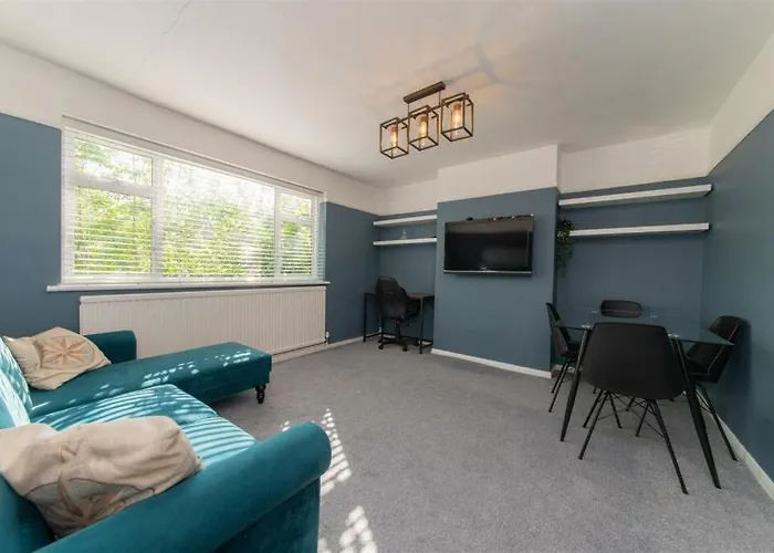 Vibrant & Stylish Mill Hill East Pad