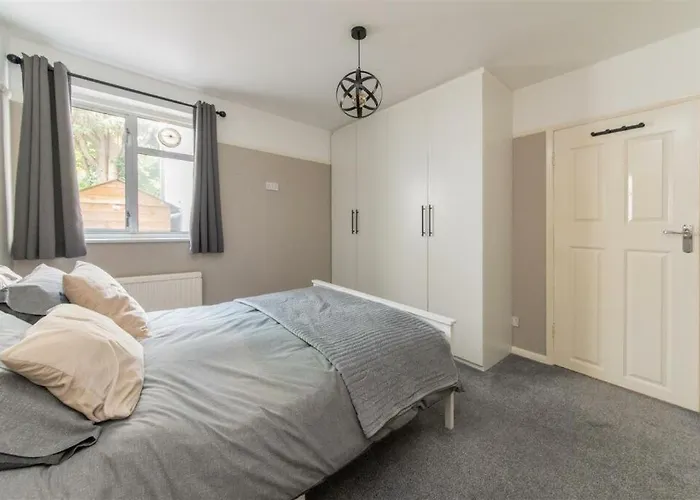 Vibrant & Stylish Mill Hill East Pad
