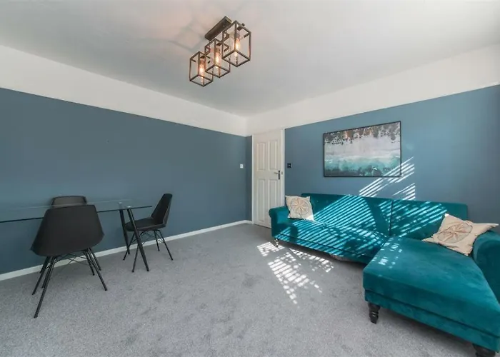 Vibrant & Stylish Mill Hill East Pad