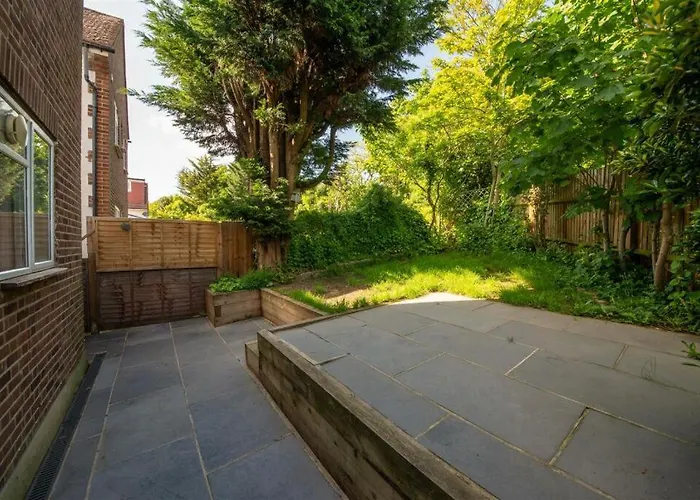 Vibrant & Stylish Mill Hill East Pad