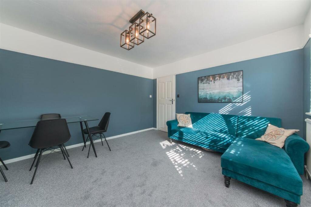Vibrant & Stylish Mill Hill East Pad Apartment Hendon