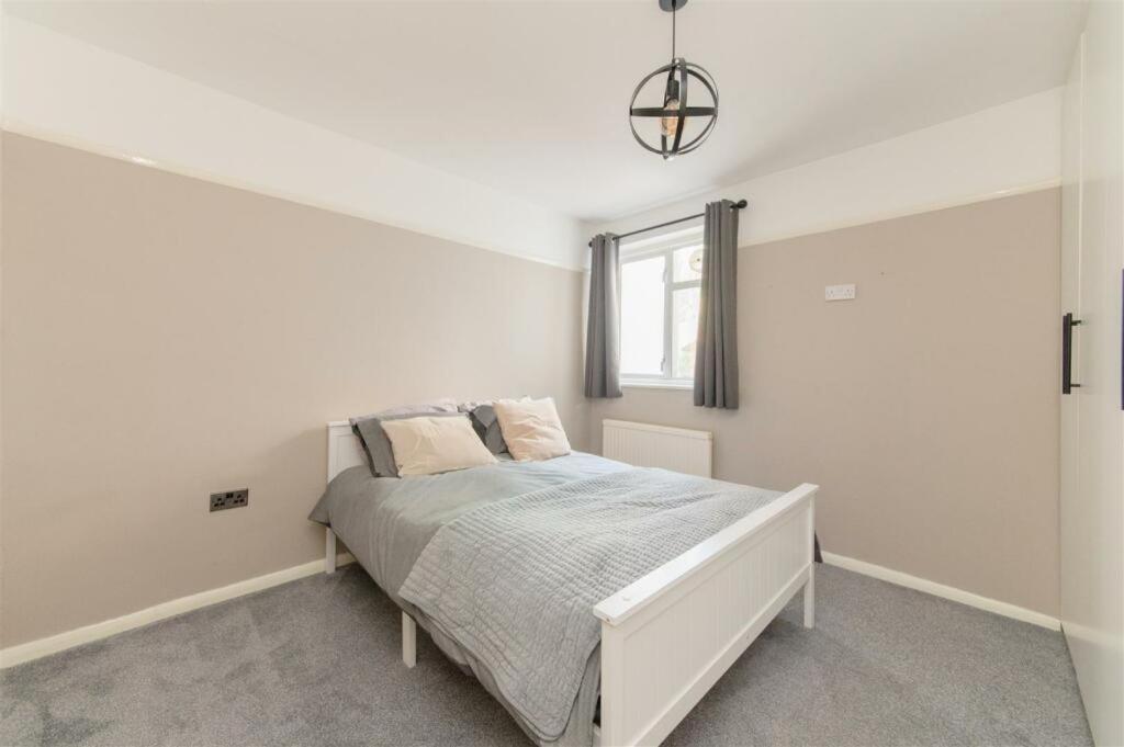 Vibrant & Stylish Mill Hill East Pad Apartment *